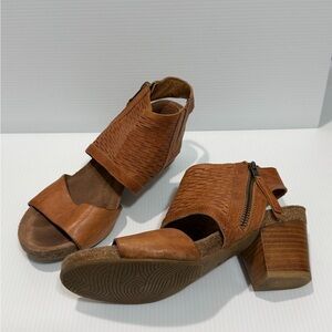 Sofft Tan Leather Block Heel Sandals Shoes, size 7.5